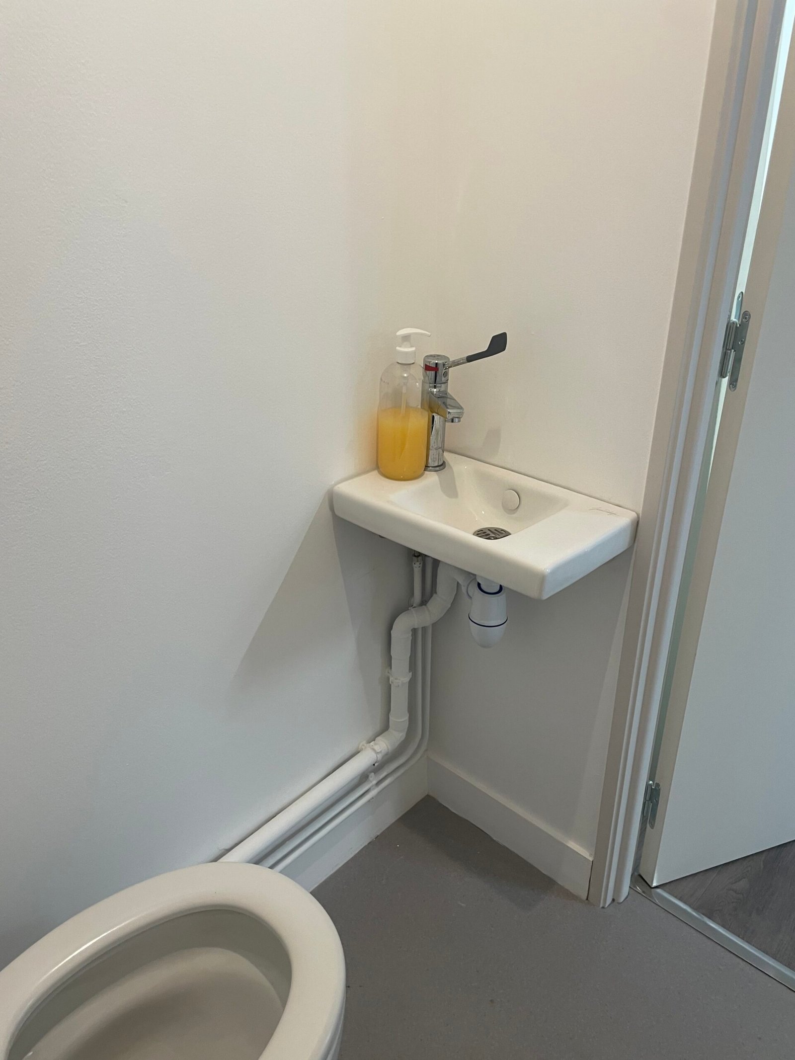 Travaux de plomberie : installation, réparation et entretien des équipements sanitaires et réseaux d’eau