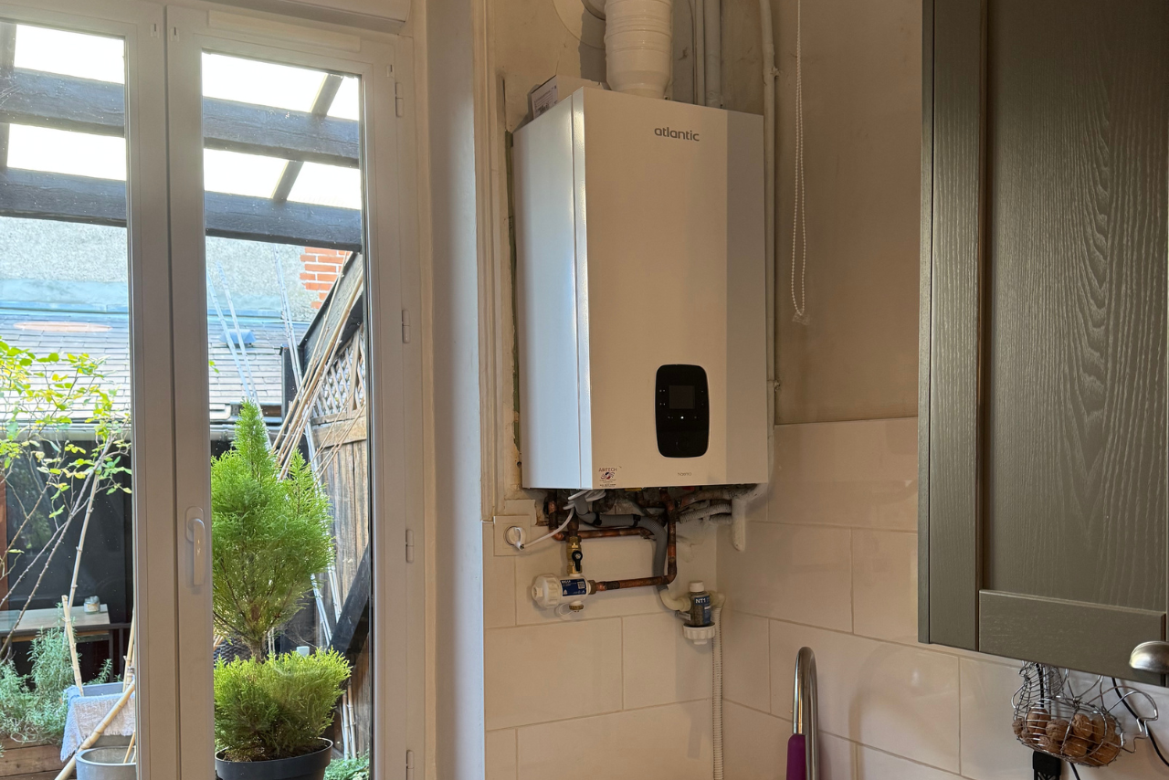 Technicien installant une chaudière murale dans une maison pour le chauffage