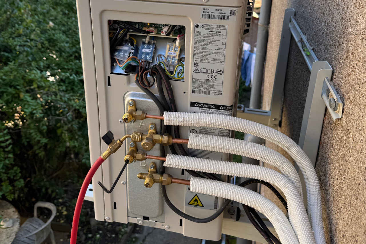 Technicien réparant l’unité extérieure d’un climatiseur split