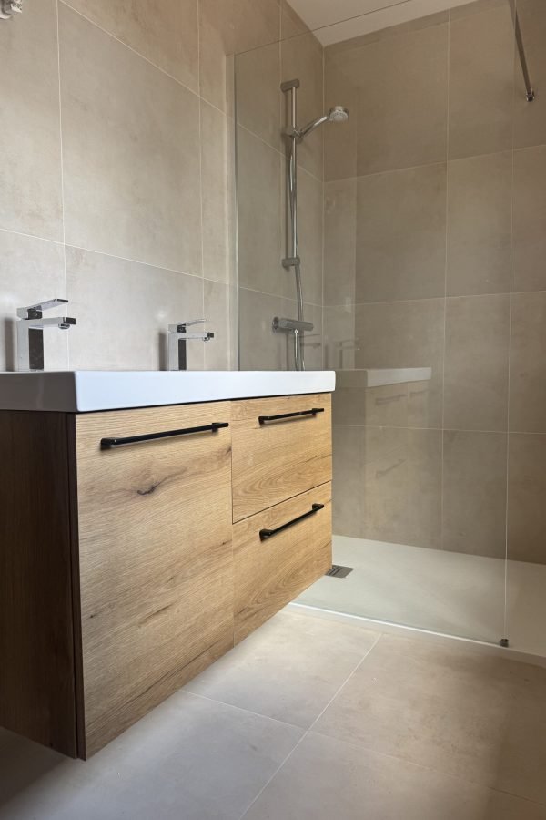Installation d’une salle de bain moderne avec meuble vasque et douche – travaux de plomberie AIRTECH